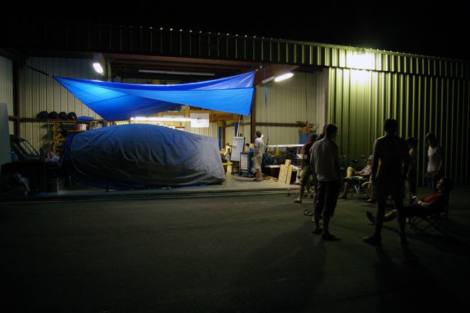 Hangar bei Nacht