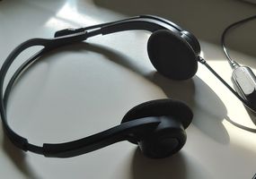 Ein Headset, dass auf einem Tisch liegt