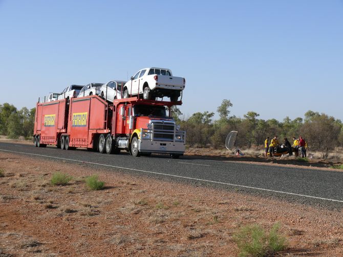 Ein Roadtrain zieht am Lagerplatz vorbei