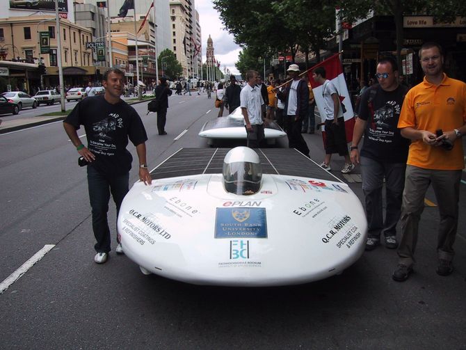Solarcar-Parade im Herzen von Adelaide