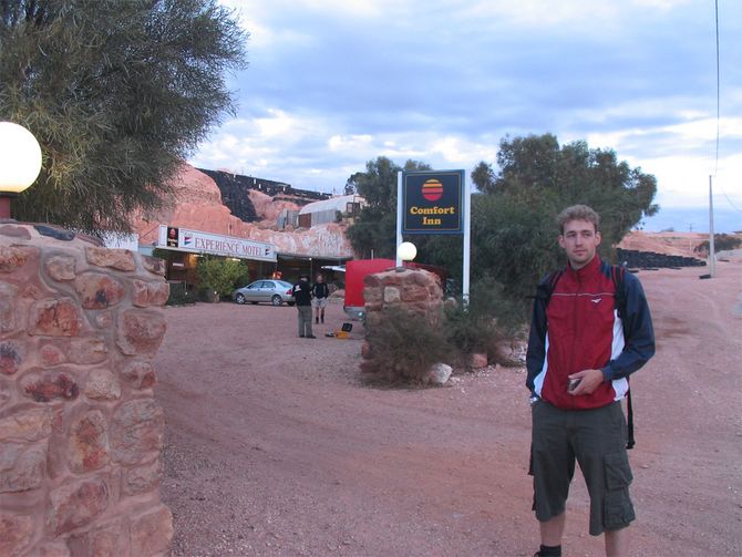 Ralf Zweering vor dem Höhlenhotel in Coober Pedy