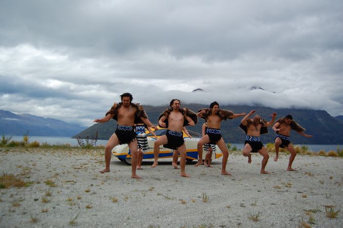 Auch die neuseeländische Rugby-Nationalmannschaft tanzt solche Hakas vor dem Spiel, allerdings im Trikot...