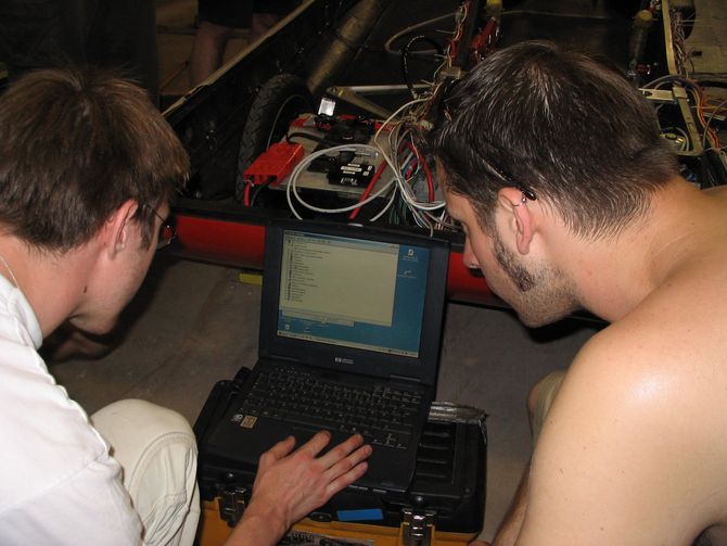 Thomas Hengmith und Tobias Terlau programmieren den Motorcontroler, der die Energieflüsse zum bzw. vom Motor/Generator steuert.