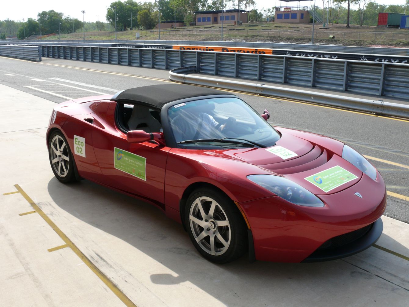 Fährt mit bei der Eco Challenge: Der Tesla, ein Elektrosportwagen aus den USA Fährt mit bei der Eco Challenge: Der Tesla, ein Elektrosportwagen aus den USA
