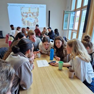 Gruppenaufnahme der Teilnehmer*innen beim World Cafe