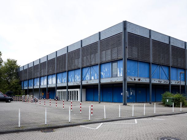 Die noch als Bücherlager genutzte „BlueBox“. Die Fassadenfarbe gab ihr ihren späteren Namen. 