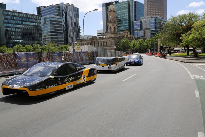 Am Victoria Square blockiert eVe von Sunswift die Parade