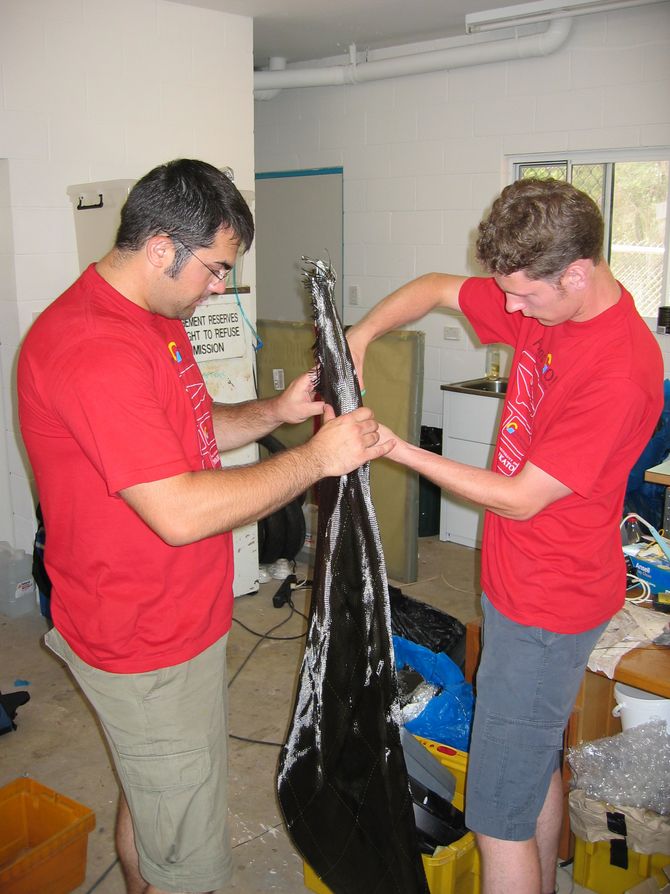 Daniel Pieper und Sebastian Feldhaus „beziehen“ einen Windabweiser für die Räder mit Kohlefaser