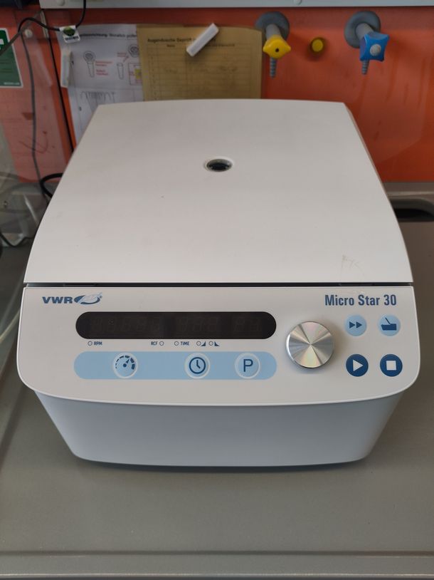 Laborzentrifuge VWR Micro Star 30 zur schnellen Trennung von Flüssigkeiten und Feststoffen in Proben.
