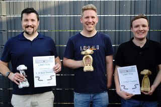 Die drei Gewinner des Turniers mit ihren Pokalen