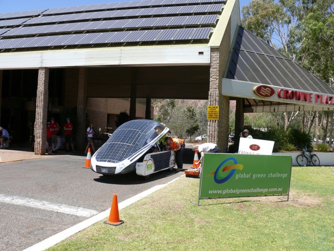 BOcruiser fährt am Crown Plaza in Alice Springs vor