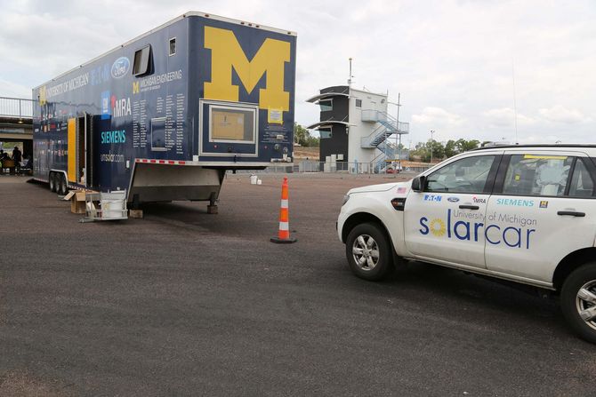 Wie immer: Der Sattelzugauflieger von Michigan, aus den USA hierher gebracht…