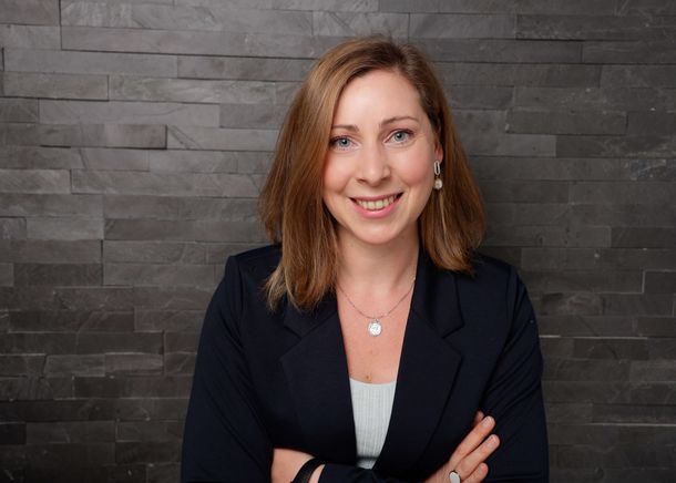 Ein Portraitbild von Nadine Naurath.
