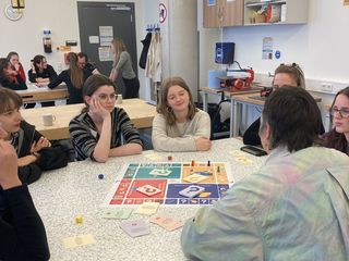 Studierende spielen das gesellschaftsspiel Mindsetter