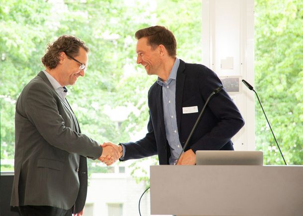 Prof. Dr. Rolf Tappe gratuliert Prof. Dr. Marcus Kröger.