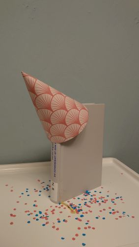 Buch mit Partyhutdeko und Konfetti