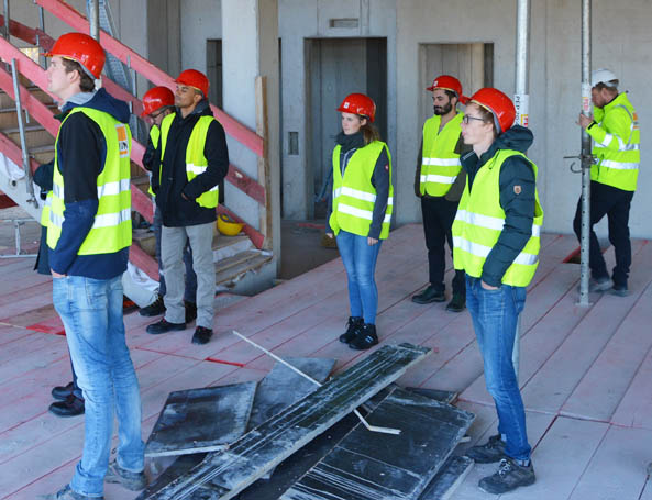 Interessante Gesichter bei der Besichtigung der Baustelle.