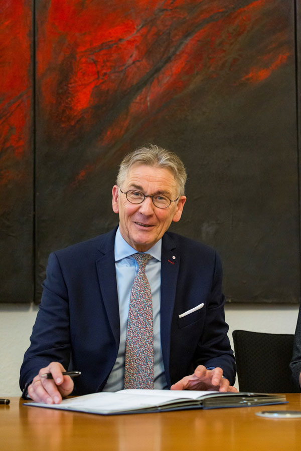 Prof. Dr. Jürgen Bock, Präsident der Hochschule Bochum, unterzeichnet im Bochumer Rathaus die Kooperationsvereinbarung. Prof. Dr. Jürgen Bock, Präsident der Hochschule Bochum, unterzeichnet im Bochumer Rathaus die Kooperationsvereinbarung.