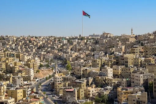 Blick auf Amman - Gebäude, Flagge
