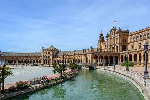 Platz in Sevilla, Gebäude, Fluss