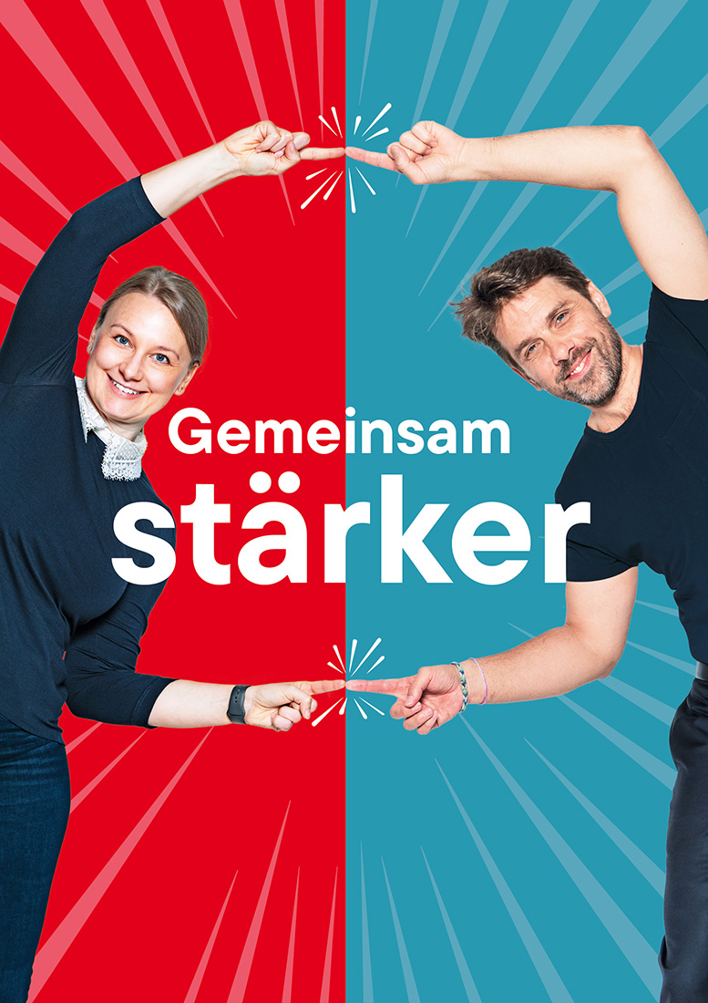 Frau und Mann berühren mit ausgestreckten Fingern in der Bildmitte. In der Mitte Schriftzug: Gemeinsam stärker.