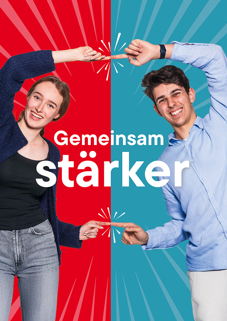 Zwei junge Personen formen mit erhobenen Armen einen Rahmen. Schriftzug: Gemeinsam stärker.