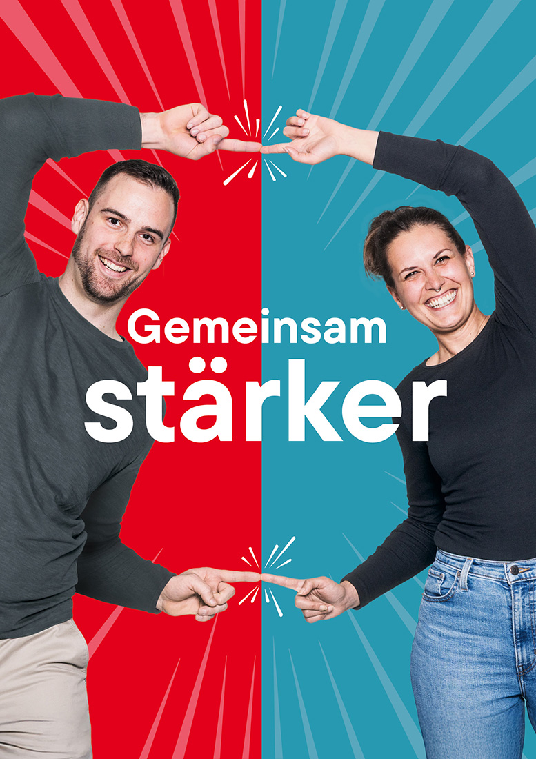 Zwei lachende Personen strecken sich zueinander und berühren mit den Fingern. In der Mitte steht: Gemeinsam stärker.