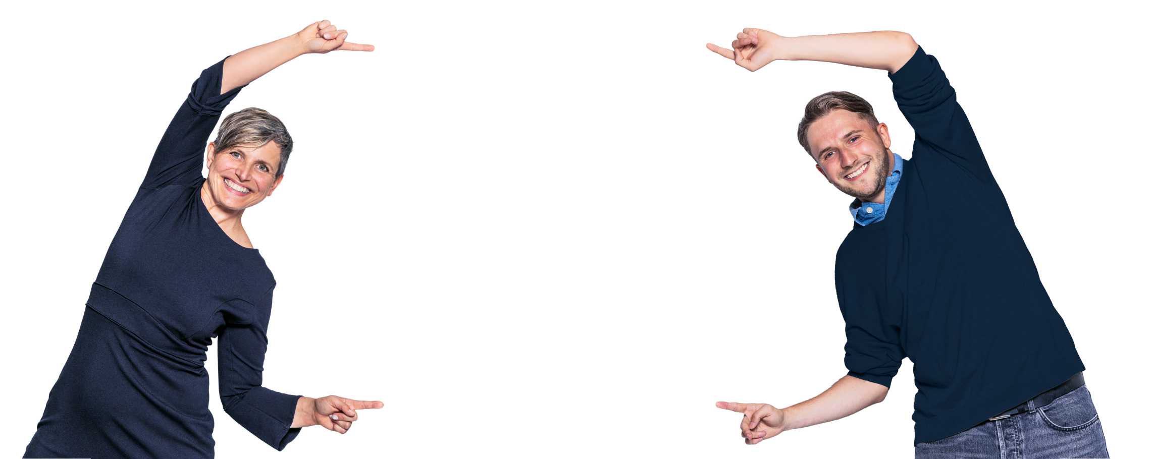 Frau und Mann zeigen lachend aufeinander und berühren sich mit ausgestreckten Fingern.