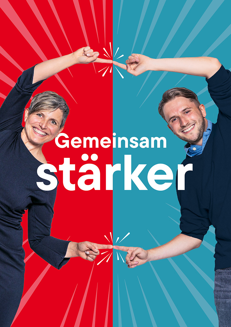 Frau und Mann zeigen lachend aufeinander und berühren sich mit ausgestreckten Fingern. Schriftzug: Gemeinsam stärker.