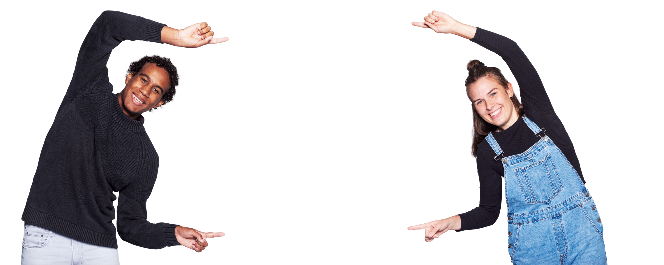 Junger Mann und junge Frau lächeln und berühren sich mit Fingern.