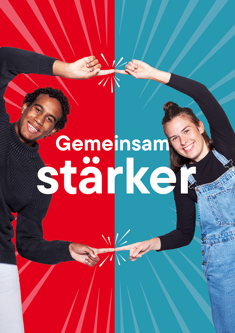 Junger Mann und junge Frau lächeln und berühren sich mit Fingern. Hintergrund rot und blau, Text: Gemeinsam stärker.